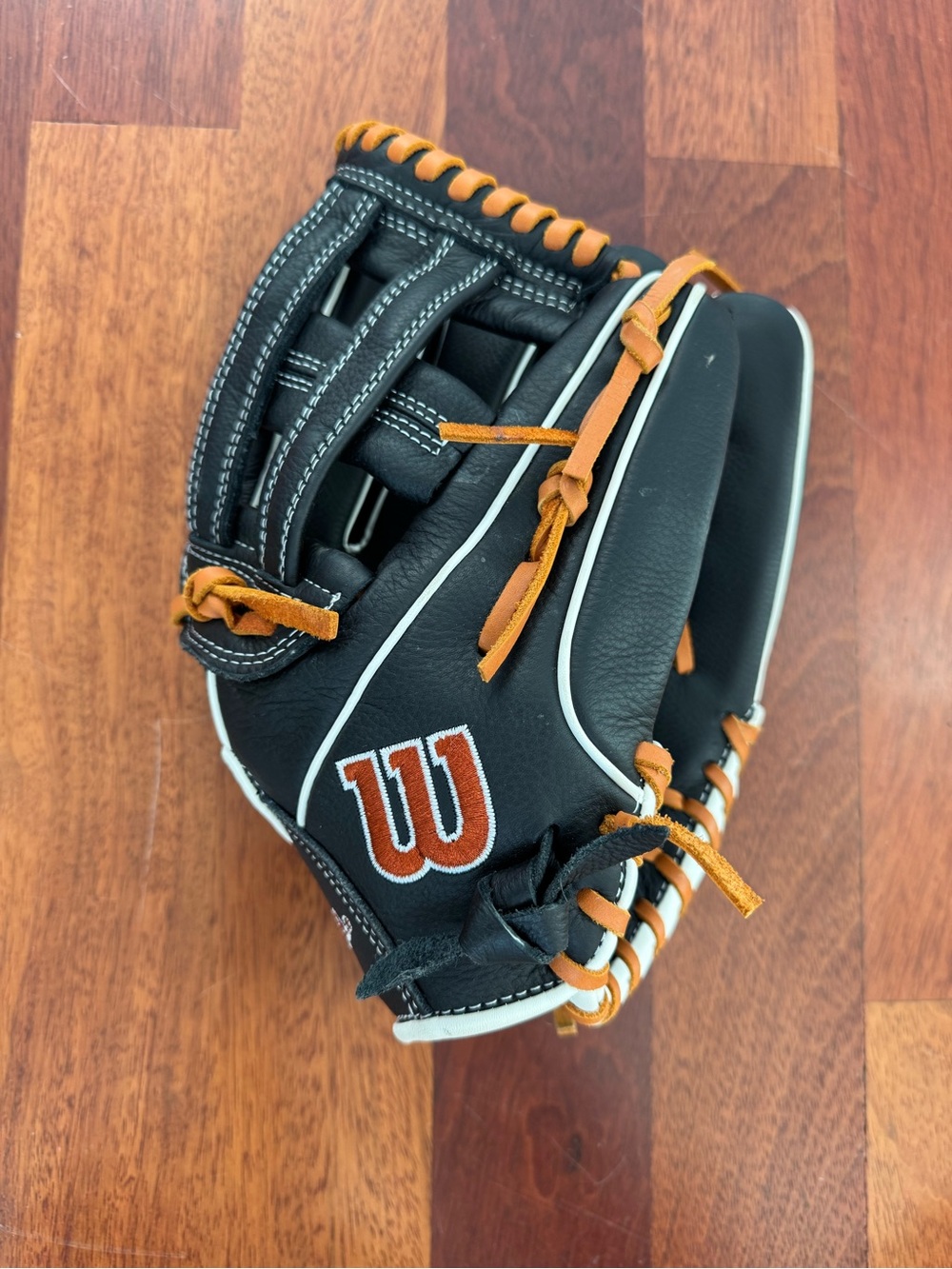 Wilson A550 Baseball Glove Black/Tan Leather 
Brand New Baseball Glove